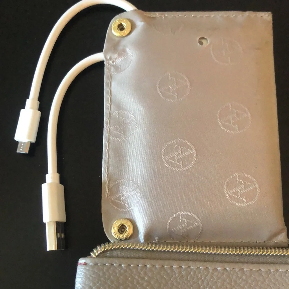 ADRIENNE VITTADINI charging wristlet wallet. - Picture 4 of 8